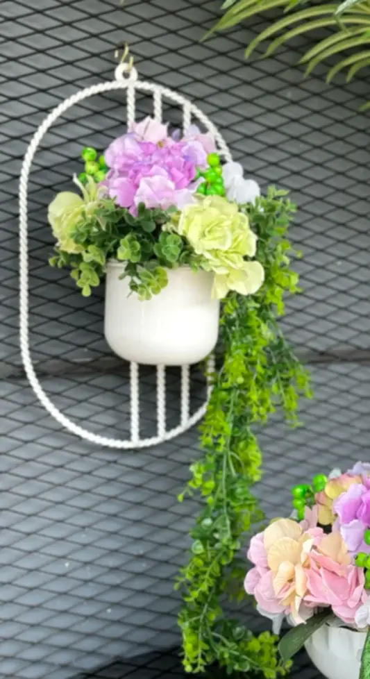 Yapay Çiçekli Burgulu Beyaz Ferforje No:1